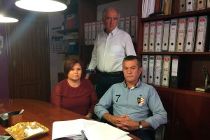 El matrimonio junto al abogado Miguel Ángel Lozano.