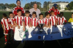Los jugadores del Atlético Roquetas posan tras la última victoria.