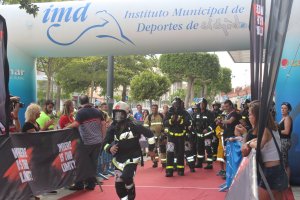 En una de las categorías, los bomberos tenían que subir las 28 plantas del edificio con el equipo de extinción de incendios a cuestas.