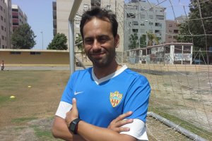 Fran Fernández, este lunes en el campo de la Vega de Acá.