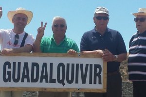 Miembros del Foro y de la asociación de La Cañada, en María, ante cartel del río.