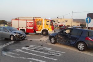 Bomberos del Levante acudieron al lugar del accidente para rescatar a una persona atrapada.