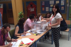 La alcaldesa de Albox, votando en su colegio electoral.