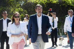 Mariano Rajoy se dirige ayer a votar en su colegio electoral.