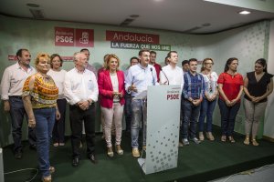 El secretario del PSOE de Almería comparece ante los medios junto a los dos diputados y el senador electos.