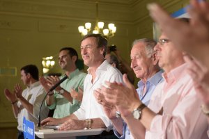 Rafael Hernando junto a dirigentes populares y candidatos del PP de Almería, anoche en el Círculo.