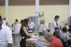 Una votante ejerce su derecho en este 26J.