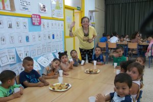 Con un desayuno para todos, la profesora Socorro contribuyó con los alumnos a cerrar el programa de Alicia.