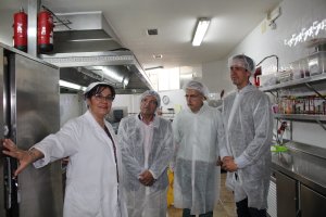 El viceconsejero visitó las cocinas de El Saliente, en Huércal de Almería.
