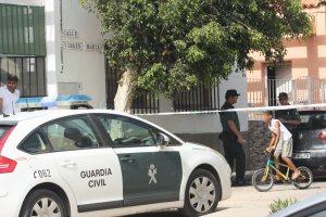La Guardia Civil custodia la vivienda en la calle Virgen María