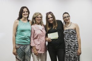 La concejal Pilar Ortega con las ganadoras del spot.