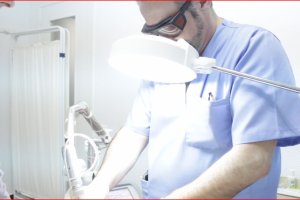 El director de la Clínica Salud y Láser durante la aplicación de un tratamiento a uno de sus pacientes.