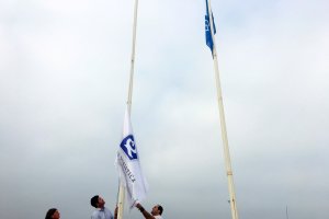 El alcalde de El Ejido, Francisco Góngora, izando hoy una de las banderas "Q de Calidad".
