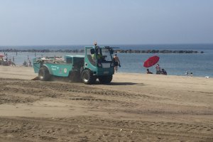 Máquina limpia playas esta mañana en la zona de El Palmeral de la capital.