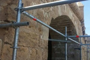 Andamios anclados al Patio de Armas de la Alcazaba.