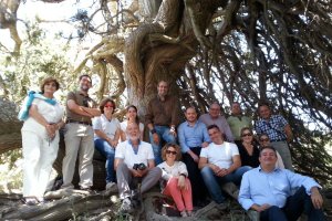 La Junta Rectora,  bajo la gran  sabina de Chirivel que es Monumento Natural.