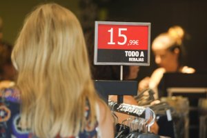 Cartel de rebajas en un comercio de Almería,