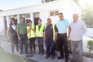 El diputado con el alcalde y trabajadores del PFEA.