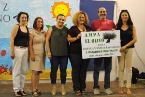 Acto de donación de las dos pizarras del AMPA al colegio.
