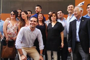 La vicepresienta, con jóvenes del PP junto al Mercado.