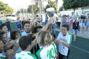 Los jugadores del Natación levantan la Copa.