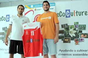 Los jugadores del C. B. con su camiseta.