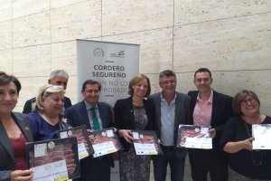 La consejera Carmen Ortiz con los ganaderos de ovino