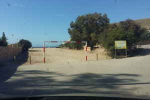 Arco a la entrada de la rambla para evitar el paso de autocaravanas.