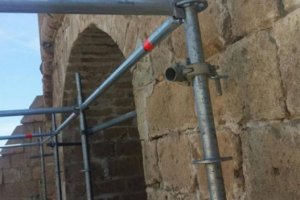 Andamios metálicos perforando el Patio de Armas, en el tercer recinto de la Alcazaba, antes de su reparación.