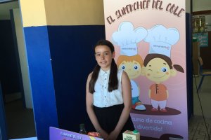 Gema Requena posa con los ingredientes de su receta.