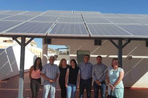 Concejales del ayuntamiento bajo las placas instaladas.