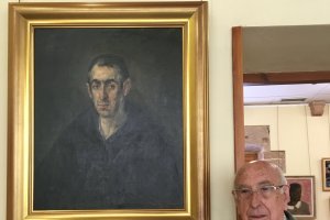 Anastasio Campoy junto con una de las obras cedidas.