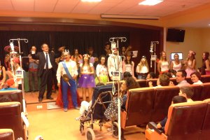 Juan Muñoz y el coro de la UAL divierten a niños ingresados y del CEIP Diego Velázquez.