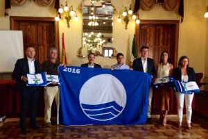 Entrega de banderas a los municipios por parte de Alfredo Valdivia.