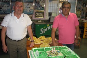 La tarta de la Undécima, custodiada por Manuel Sánchez y Paco Rodríguez.