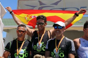 Los campeones en el podio.