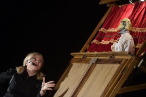 Representación de la obra de títeres en la Plaza de la Catedral.