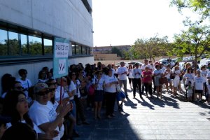 Vecinos de Huércal de Almería reclaman ante la delegación de Educación.