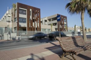 Fachada de la residencia de ancianos de El Zapillo.