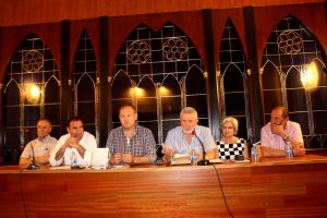 José Antonio Olmedo declamando algunos poemas durante la presentación.