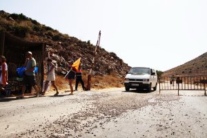 Barrera de acceso que da paso a las playas de Mónsul y Los Genoveses.