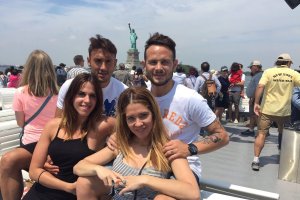 Iván Sánchez y Eldin, con sus parejas, en New York.