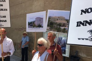 El matrimonio Prior, arropado por vecinos durante una protesta.