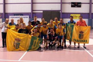 Los campeones celebrando los títulos.