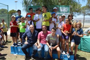 Juanjo Segura con las promesas del tenis.