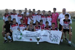 Los campeones con los trofeos posan con la pancarta federativa.