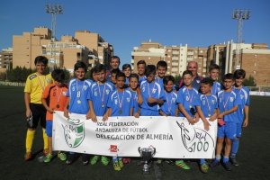 Los campeones con la pancarta del Centenario del fútbol andaluz.