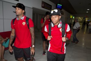 Michel Macedo con Wellingtón en el Aeropuerto de Almería.