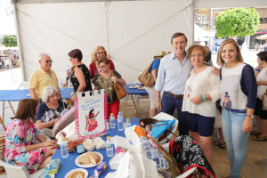 El portavoz del grupo municipal durante su visita a la exposición de bolillos celebrada ayer en Huércal-Overa.