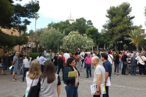 Opositores a una plaza de profesor de Matématicas, esperando ayer en el IES Al Andalus para recibir información sobre las pruebas.